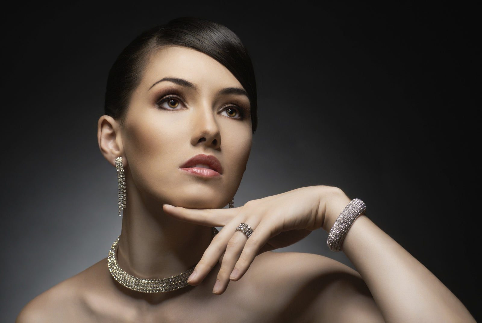 Style Your Jewelry Like a Pro with These 6 Handy Accessorizing Tips